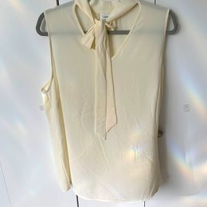 Sleeveless blouse with ties